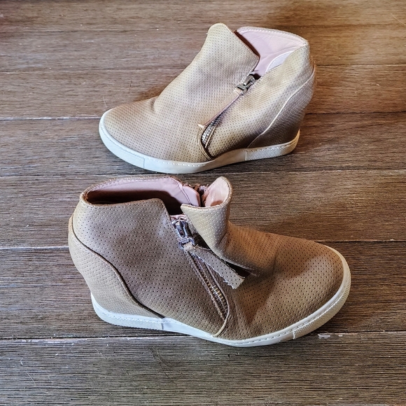Ladies size 7 leather zip up sneaker booties - Picture 1 of 5